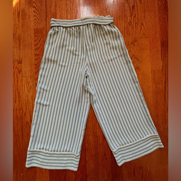 Loft, women’s dressy white with navy stripes Capri pants, size medium - Picture 6 of 6